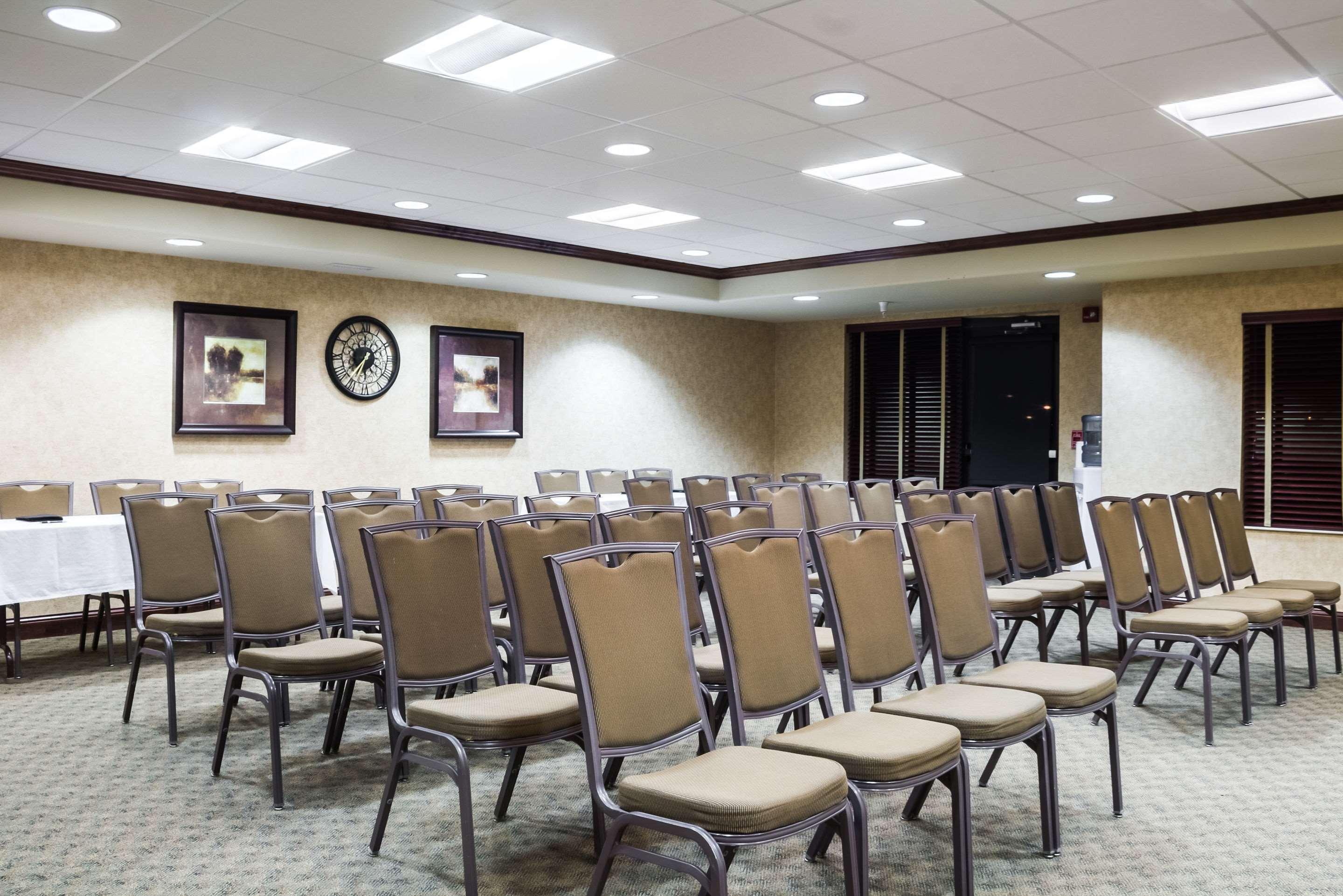 Clarion Pointe Airport 3*